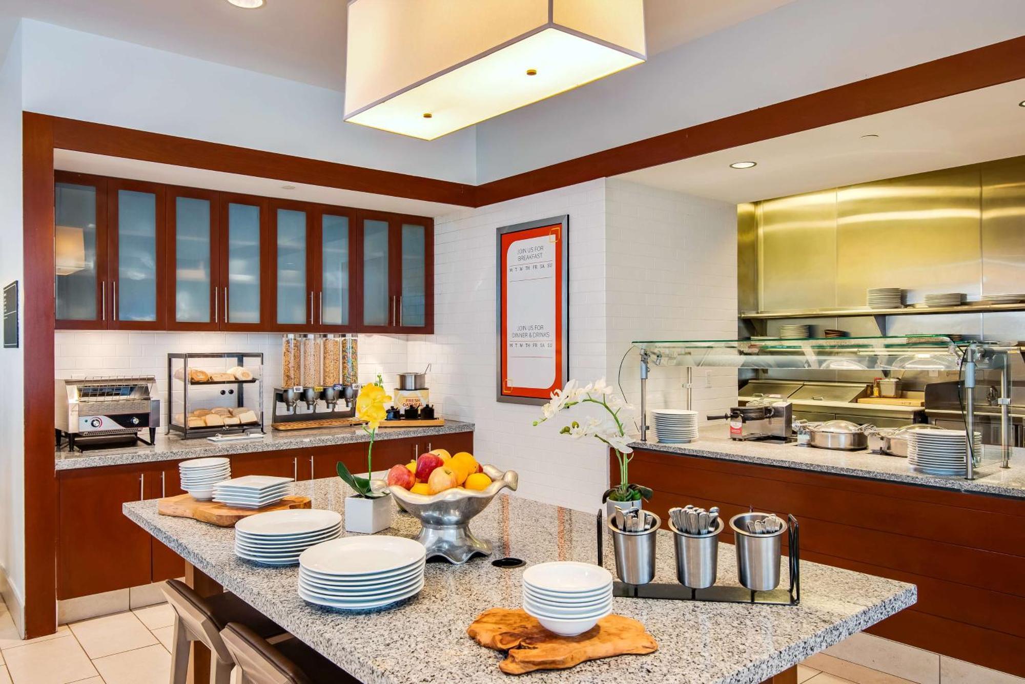 Hilton Garden Inn Alexandria Old Town National Harbor Экстерьер фото