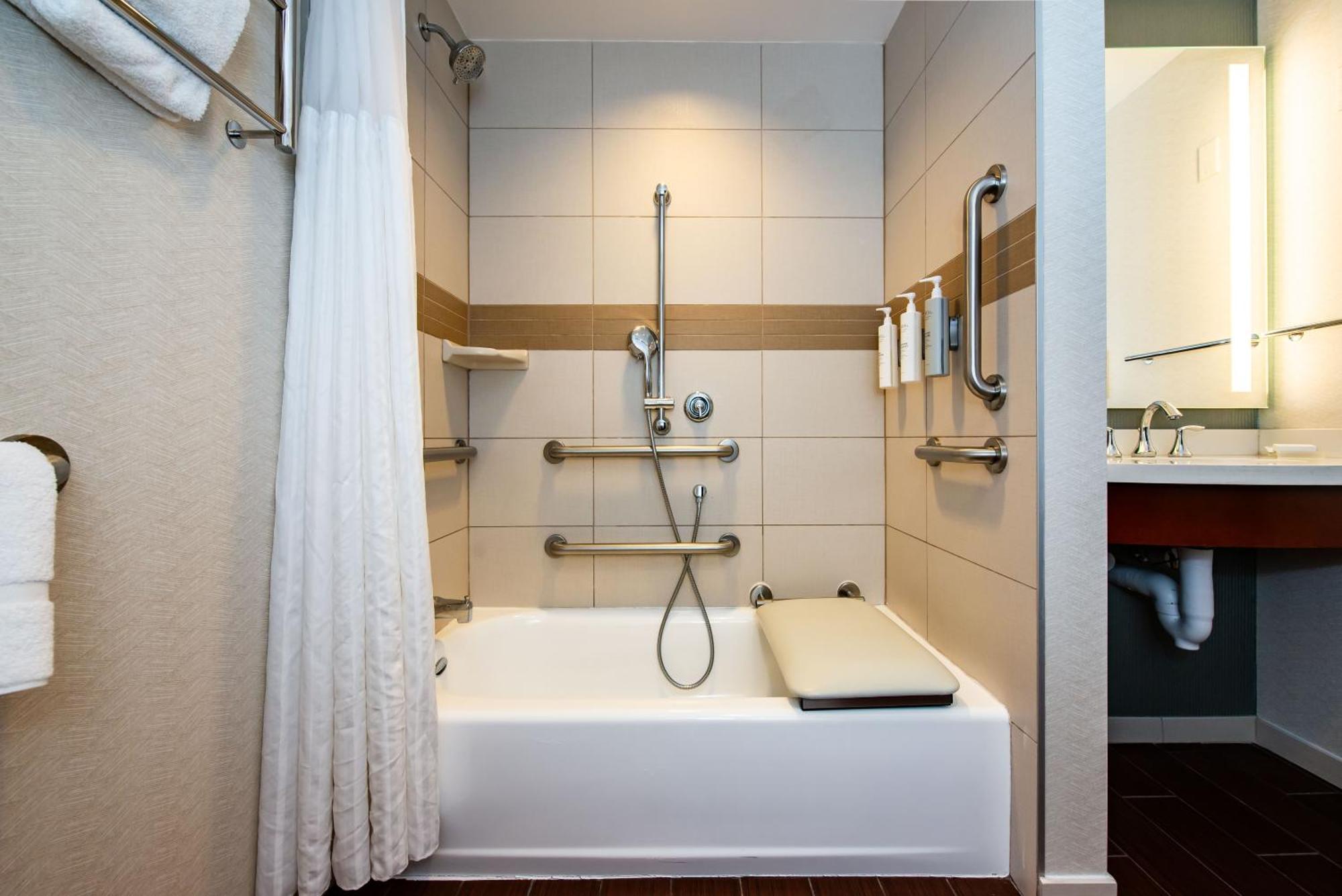 Hilton Garden Inn Alexandria Old Town National Harbor Экстерьер фото